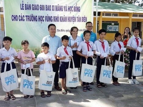 Fico-YTL granted scholarships and gave 600 cement bags to schools in Tan Bien District